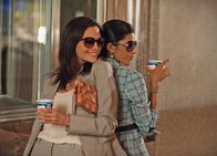 Royal Pains – Jill und Divya gehen aus: Jill Flint als Jill Casey, Reshma Shetty als Divya Katdare (Copyright SRF/NBC Universal)