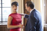 Empire – Der einzige Grund, warum Beretti (Judd Nelson, r.) Anika (Grace Gealey, l.) eingestellt hat, ist ihre ehemalige Beziehung zu Lucious. Verrät sie seine Erkrankung?