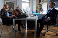 Die Rosenheim-Cops – Die Kommissare Winter (Vanessa Eckart, l.) und Stadler (Dieter Fischer, M.) befragen den Marketingleiter der Duftmanufaktur, Volker Reuther (Sebastian Müller-Stahl, r.) nach seinem Verhältnis zu seinem ermordeten Chef.