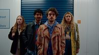 Extraordinary – Jen (Máiréad Tyers, l.), Kash (Bilal Hasna, 2.v.l.), Jizzlord (Luke Rollason, 2.v.r.) und Carry (Sofia Oxenham, r.) stehen in der Einlagerungshalle von Jizzlord. Darin ist seine Vergangenheit gelagert. Die vier Freunde sind seit langem mal wieder gemeinsam unterwegs.