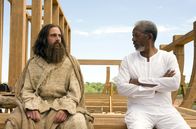 Evan Allmächtig – Evans (Steve Carell, l.) bereitet sich auf seinen ersten Tag als frischgebackener Kongressabgeordneter von New York vor. Das übliche Ritual beginnt mit einem Gebet und der Bitte an Gott (Morgan Freeman, r.), die Welt zu ändern. Er ahnt nicht, dass er erhört wird ...
