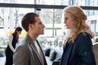 Der Staatsanwalt – Schülerin Johanna Dorn (Kya-Celina Barucki) im Gespräch mit Lorenz Maas (Moritz Bäckerling), dem Geschäftsführer des Hotels.