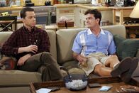 Two and a Half Men – Zwei ewige Streithähne: Charlie (Charlie Sheen, r.) und Alan (Jon Cryer, l.) ...