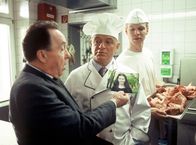 Tatort – Hauptkommissar Ehrlicher (Peter Sodann, links) befragt den Restaurantchef (Küf Kaufmann, mitte) in der Küche.