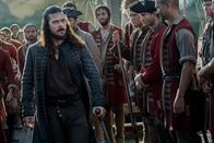 Black Sails – Silver (Luke Arnold) möchte nach alldem, was passiert ist, mit einem Austauschangebot Madi in Sicherheit wissen. Doch das war mit Flint nicht abgesprochen ...