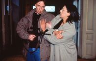 Kommissar Rex – Wolfgang Bergmann (Rainer Egger) überwältigt Elisabeth Böhm (Sabine Petzl), die im Austausch für Diana Markus fungierte.