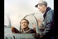 Sayonara – Während des Koreakrieges wird der US-amerikanische Major Lloyd "Ace" Gruver (Marlon Brando, li.) nach Kobe in Japan versetzt. Begleitet wird Gruver von seinem Ordonnanzoffizier Joe Kelly (Red Buttons, re.), der mit der Japanerin Katsumi liiert ist.