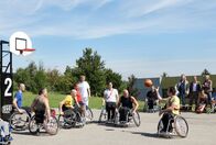 SOKO Donau – Moderatorin, beobachtet zu haben. Aber nicht nur sie hätte ein Rachemotiv. Im Rahmen der Ermittlungen trifft die SOKO auf Sebastian Knapp, der nach einem schweren Unfall mit einem von Reiterer geliehenen Jetz-Ski im Rollstuhl sitzt. Und welche Rolle spielt Sebastians Ex-Freundin Steffi Lipinski in diesem Fall?