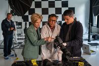 SOKO Stuttgart – Die Modewelt ist erschüttert: Der Stuttgarter Starfotograf Wally Heidt wurde offenbar in seinem Fotostudio in einen blutigen Kampf oder ein Gewaltverbrechen verwickelt. Wo er sich aufhält und ob er überhaupt noch lebt, ist unklar. Die erste Kriminalhauptkommissarin Martina Seiffert (Astrid M. Fünderich), Kriminalkommissar Rico Sander (Benjamin Strecker, r.) und KTU-Leiter Jan Arnaud (Mike Zaka Sommerfeldt, M.) versuchen zu rekonstruieren, wer beim letzten Shooting anwesend war.