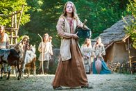 Rom am Rhein – Die Germanin Alvina (Stefania Kocheva) in ihrem Heimatdorf vor der Heirat mit einem römischen Legionär