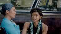 Hawaii Five-0 – Der große Traum ihrer Mutter war es immer, mit dem Kanu um die Inseln von Hawaii zu segeln. Auf Grund ihres Hirnaneurysmas kann Nani (Catherine Haena, l.) es nun nicht mehr tun, also beschließt Kono (Grace Park, r.), ihr diese Ehre zu erweisen ...