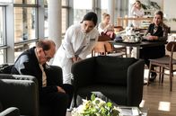 In aller Freundschaft – Sarah Marquardt (Alexa Maria Surholt, re.) erkennt in der Cafeteria den berühmten Komiker Leo Lachmann (Herbert Köfer, li.). Als dieser blitzartig zusammensackt, bittet sie Dr. Lilly Phan (Mai Duong Kieu, mi.) nach ihm zu sehen. Es ist bestimmt wieder einer seiner Witze. Tatsächlich kommt Leo ganz plötzlich wieder zu sich und lacht.