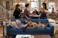 Call Me Kat – (vl.n.r.) Sheila (Swoosie Kurtz); Phil (Leslie Jordan); Kat (Mayim Bialik); Randi (Kyla Pratt)