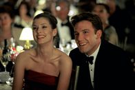 Der Anschlag – Ahnen nicht, dass sie schon bald in eine Intrige verwickelt werden, die die Welt an den Abgrund befördern wird: Dr. Cathy Muller (Bridget Moynahan, l.) und CIA-Agent Jack Ryan (Ben Affleck, r.) ...