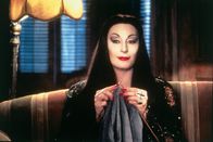Addams Family Values – Morticia (Anjelica Huston) behält stets die Fassung.