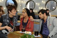 Anna und die Liebe – Bevor Nina Luca reinen Wein einschenken kann, holt die Vergangenheit sie mit aller Macht ein. (v.l.n.r.) Rita Riegel (Sabine Winterfeld), Nina (Maria Wedig) und Luca (Manuel Cortez) ...