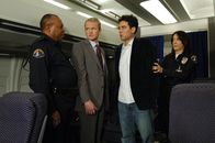 How I Met Your Mother – L-R: Officier McNeil (Earl Billings), Barney (Neil Patrick Harris), Ted (Josh Radnor)