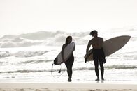 Reef Break – Cat Chambers(Poppy Montgomery, l.); Wyatt Cole (Desmond Chiam, r.)