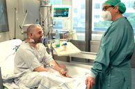 Die Unfallklinik – Dennis ist von der Intensivstation auf die Normalstation gekommen. Die stellvertretende Stationsleitung Katja Maier kümmert sich um ihn.