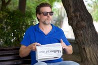 The Mallorca Files – Max (Julian Looman) und seine Kollegen beschatten im Park einen berüchtigten Diamantenschmuggler.