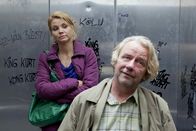Danni Lowinski – Während Danni (Annette Frier, l.) mit dem Segelthema beschäftigt ist, erwirbt Kurt (Axel Siefer, r.) seinen elektrischen Traum-Luxusrollstuhl, an dem er sich leider nur kurz erfreuen kann: Das Vehikel passt nicht durch die Wohnungstür ...