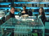 CSI - Den Tätern auf der Spur – Im Team herrscht Anspannung. Nick (George Eads), Warrick (Gary Dourdan, Mi.) und Sara (Jorja Fox) wissen, dass der Mörder erneut zuschlagen wird, wenn sie das Rätsel um das Mord-Modell nicht lösen...