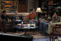 The Big Bang Theory – Als Penny und Amy Sheldon (Jim Parsons, 2.v.r.) klarmachen, dass Leonard der Kern seines Freundeskreises ist, will er sich neue Freunde suchen und lädt Stuart (Kevin Sussman, 2.v.l.) aus dem Comicbuchladen, Kripke (John Ross Bowie, r.) von der Uni und Pennys Ex-Freund Zack (Brian Thomas Smith, l.) ein. Doch das läuft nicht zu seiner Zufriedenheit ...