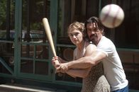Labor Day – Obwohl er sich als entflohener Häftling herausstellt, nimmt die alleinerziehende Mutter Adele (Kate Winslet, l.) den sensiblen Frank (Josh Brolin, r.) bei sich auf und verliebt sich prompt in ihn. Doch seine Vergangenheit droht sie alle ins Unglück zu stürzen ...