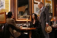 The Blacklist – Coroner (James Hong, l.), Samar Navabi (Mozhan Marnň), Red (James Spader)