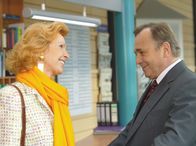 In aller Freundschaft – Prof. Simoni (Dieter Bellmann) ist froh über Ingrids (Jutta Kammann) Entscheidung. Nach ihrer Reha wird sie ihren Dienst als Oberschwester der Sachsenklinik weiterführen.