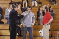 Modern Family – Als Phil (Ty Burell, Mi.) den Basketballcoach (Eric Lange, re.) höflich bittet, weniger streng mit den Kindern umzugehen, macht dieser sich bloß lustig über ihn - bis Jay (Ed O'Neill) eingreift. Phil ist frustriert: Wieder einmal wurde er von Schwiegervater und Besserwisser Jay auf die Ersatzbank befördert...