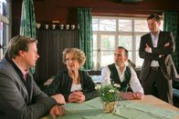 Die Rosenheim-Cops – Der aktuelle Fall führt die Kommissare Tobias Hartl (Michael A. Grimm, l.) und Sven Hansen (Igor Jeftic, r.) zu Theresa Lohmayer (Kathrin Ackermann, 2.v.l.) und ihren Sohn Hubert (Jürgen Fischer, 2.v.r.).