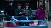 Nightsleeper – Abby (Alexandra Roach, 2. v. re.), ihre Kollegen Saj Sidhu (Parth Thakerar, li.), Tobi McKnight (Gabriel Howell) und ihre Vorgesetzte Nicola Miller (Pamela Nomvete, re.) stehen unter Druck