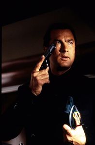 Alarmstufe: Rot 2 – Als Koch weiß Casey Ryback (Steven Seagal), wie er dem verrückten Computer-Genie Travis Dane die Suppe versalzen und dessen Plan durchkreuzen kann: mit einer Portion blauer Bohnen.