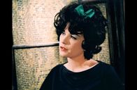 Das Mädchen Irma La Douce – Nachdem es Nestor gelungen ist, Irmas (Shirley MacLaine) brutalen Zuhälter in einer Prügelei zu besiegen, gewinnt er das Interesse der jungen Frau, die ihm den Vorschlag macht, künftig für ihn zu arbeiten.