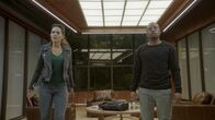 MacGyver – Hilflos: Riley (Tristin Mays, l.) und Bozer (Justin Hires, r.) können nur aus der Zentrale der Phoenix Founddation über Funk zuhören, wie MacGyver und Jack über Kasachstan abstürzen... Werden sie sie finden können?