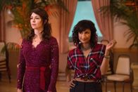 No tomorrow – Deirdre Hackmeyer (Amy Pietz, l.); Kareema (Sarayu Blue, r.)