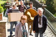 Nichts für Feiglinge – Philip (Frederick Lau, li.) und seine Kumpels Ulli (Tino Mewes, hinten Mitte) und Mehmet (Burak Yigit, hinten re.) helfen Lisbeth (Hannelore Hoger) beim Umzug in die Seniorenresidenz von Dr. Schneider (Folker Banik).