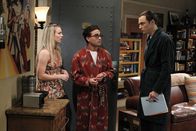 The Big Bang Theory – Sind sich nicht immer einig: Sheldon (Jim Parsons, r.), Leonard (Johnny Galecki, M.) und Penny (Kaley Cuoco, l.) ...