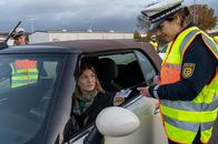 SOKO Stuttgart – Führerschein und Fahrzeugpapiere, bitte! Kurz nachdem Cordula Seiffert (Anna Bullard, l.), die Tochter der ersten Hauptkommissarin, wegen überhöhter Geschwindigkeit von der Streifenpolizistin Sibylle Beyer (Bärbel Stolz, r.) aus dem Verkehr gezogen wurde, entdeckt diese im Führerhaus eines Lkw eine männliche Leiche. Wer hatte Grund, den Lkw-Fahrer zu töten?