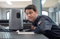 Großstadtrevier – Daniel Schirmer (Sven Fricke) soll ein Exemplar der neuen Generation des digitalen Assistenten namens „Emil“ trainieren, wobei beide an ihre Grenzen stoßen.; ARD GROSSSTADTREVIER XXXVII. STAFFEL, FOLGE 497, "Weiß wie Schnee" Uhr im ERSTEN. Daniel Schirmer (Sven Fricke) soll ein Exemplar der neuen Generation des digitalen Assistenten namens „Emil“ trainieren, wobei beide an ihre Grenzen stoßen.