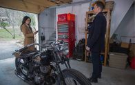 Elementary – Während Watson (Lucy Liu, l.) mit Holmes (Jonny Lee Miller, r.) einen Doppelmord untersucht, der viele Fragen aufwirft, droht ihr eingeschleuster Spion bei Morland aufzufliegen ...