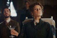 Winter Palace – Hegt grosse Erwartungen an das Winterhotel: Astrid Whettnall als Frau Roth