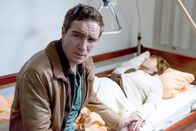 Nichts für Feiglinge – Philip (Frederick Lau) sorgt sich um das Wohlergehen seiner Großmutter Lisbeth (Hannelore Hoger).