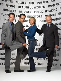 Monk – (3. Staffel) - Setzen alles daran, Verbrechen aufzuklären: Lt. Randall Disher (Jason Gray-Stanford, l.), Natalie Teeger (Traylor Howard, 2.v.r.), Monk (Tony Shalhoub, 2.v.l.) und Captain Leland Stottlemeyer (Ted Levine, r.)