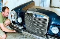 Handwerkskunst! – Martin Schlund hat die Oldtimerteile in Lapis-blau Metallic lackieren lassen, die Originalfarbe aus den 1960er Jahren.
