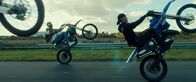 Rodeo – Die Biker führen auf der Motorradrennstrecke illegale Stunts aus.