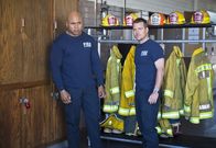 Navy CIS: L.A. – Bei ihrem neuen Fall müssen sich Sam (LL Cool J, l.) und Callen (Chris O'Donnell, r.) auf eine Undercover-Mission begeben, bei der sie sich als Feuerwehrmänner ausgeben ...
