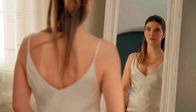 Rote Rosen – Valerie (Maike Johanna Reuter) findet ihr Traumkleid – doch als sie es später zu Hause vor dem Spiegel trägt, wird sie von ihren Gefühlen übermannt…