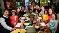 Käse und Blei – v.l.n.r.: Dirk (Holger Stockhaus), Lena (Celina Wurz), Inka (Nikola Kastner), Sören (Oliver Wnuk), Theo (Tristan Stöfhas), Gudrun (Barbara Schöne), Maike (Anneke Kim Sarnau), Nils (Johannes Kienast), Lina (Pia Wurz), Doris (Bettina Lamprecht), Lotte (Hannah Wurz)